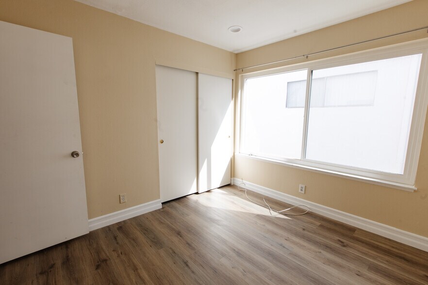 Building Photo - 10933 Wellworth Ave