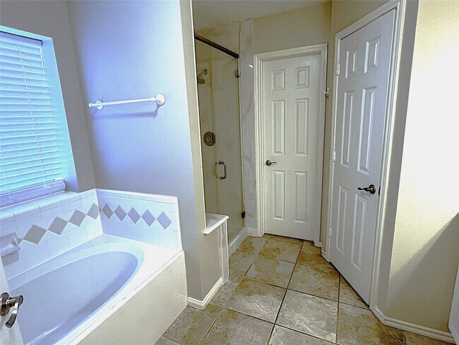 Building Photo - 4910 Linden Pl