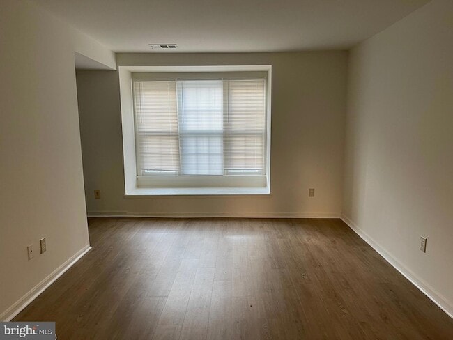 Building Photo - 6747 Kenwood Forest Ln
