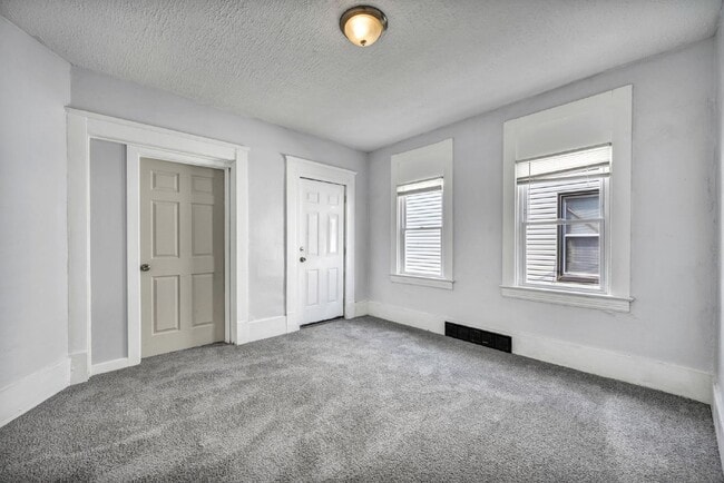 Building Photo - Spacious 5 Bedroom - Vouchers Accepted