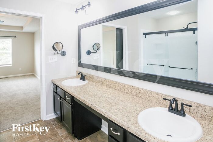 Building Photo - 4020 Poplar Dr