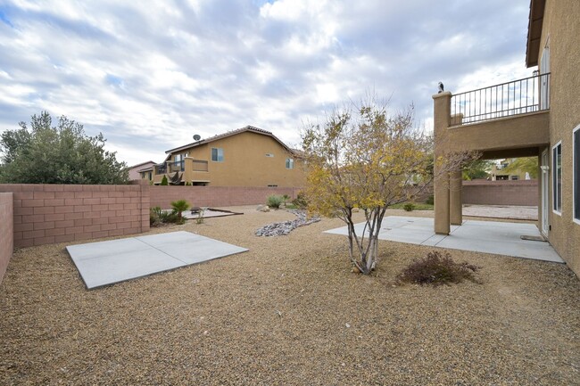 Building Photo - Mountains Edge!! Gated!! Bed & Full Bath D...