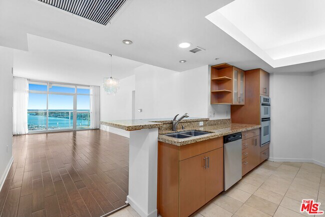 Building Photo - 13700 Marina Pointe Dr