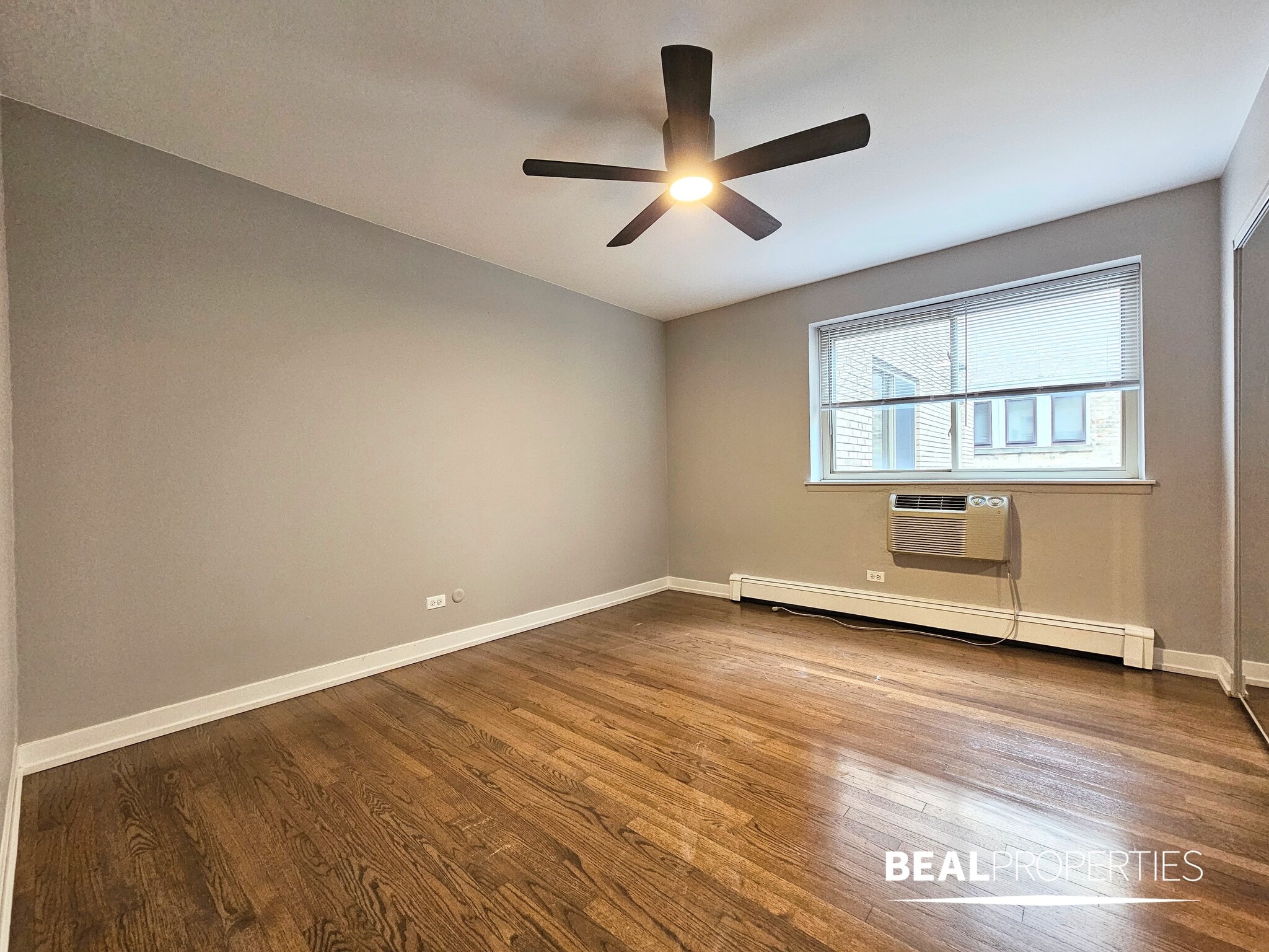 Building Photo - 524 W Oakdale Ave