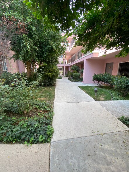 Building Photo - 10831 Fruitland Dr