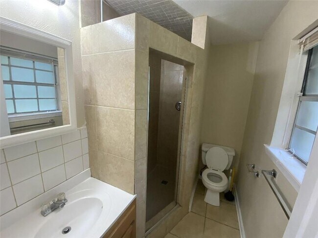 Building Photo - 1361 Westlawn Dr