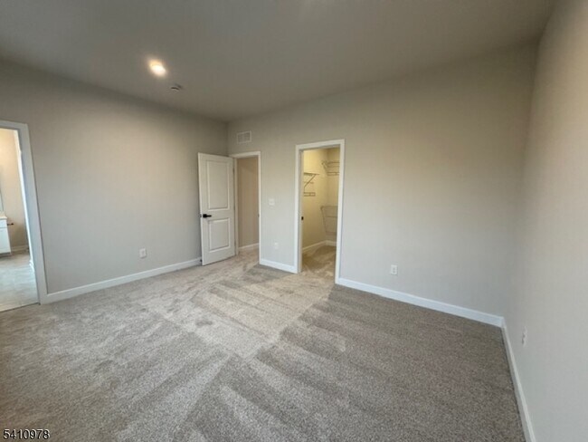 Building Photo - 61 Willow Ln