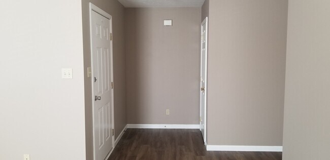 Building Photo - Maryville 37804 - 3 bedroom, 2 Bath Home , 2 car garage - Contact Donna Bailey (865) 389-6590