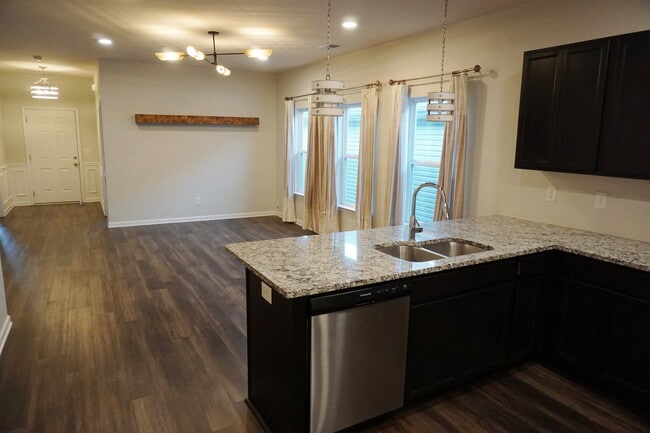 Building Photo - 2221 Silverton Dr