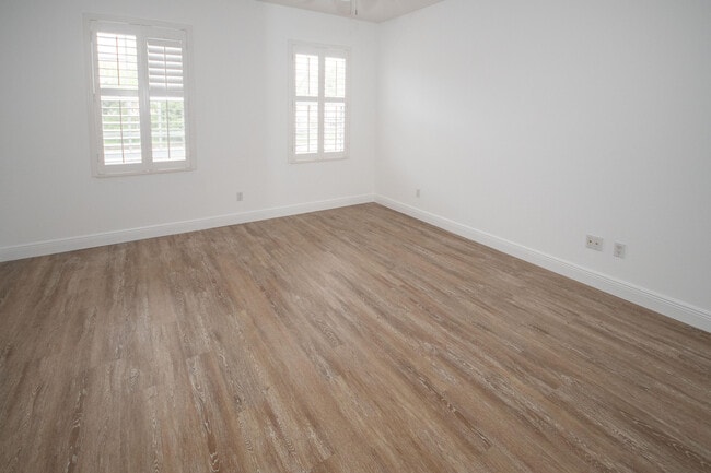 Building Photo - 327 Salinas Dr