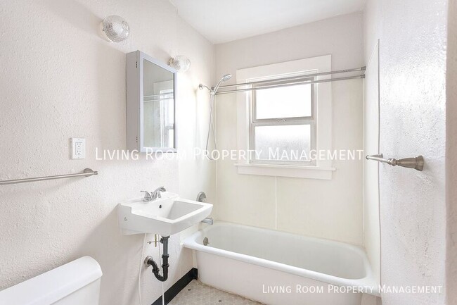 Building Photo - 5521 N Vancouver-