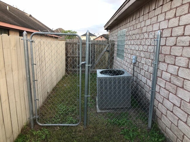 Building Photo - 3Bed/2.5Bath Edinburg TX Home For Rent ( Oakland Village )