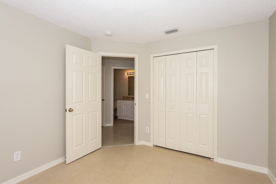 Building Photo - 3413 Palm Beach Dr
