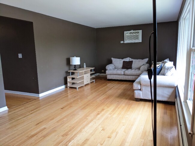 Building Photo - 16W631 56th St