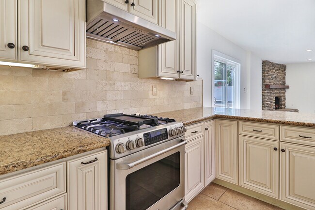 Building Photo - 8601 Santa Susana Plz