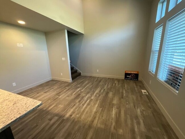 Building Photo - 2 bedroom 2 1/2 bath Townhouse 2 car garage.