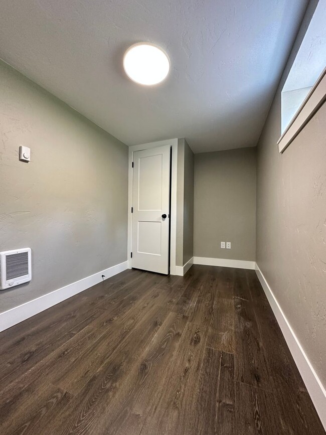 Building Photo - Gorgeous PET FRIENDLY fully remodeled house