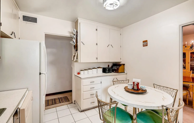 Building Photo - 3 bedroom / 2 bathroom house with large ba...