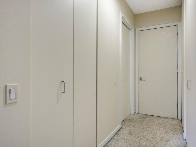 Building Photo - 400 N La Salle Dr