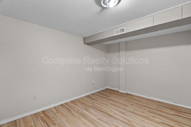 Building Photo - 561 Golfwood Dr