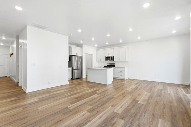 Building Photo - 613 W 550 N