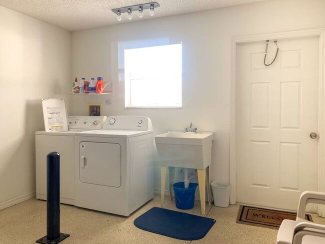 Building Photo - 1108 Davenport Dr