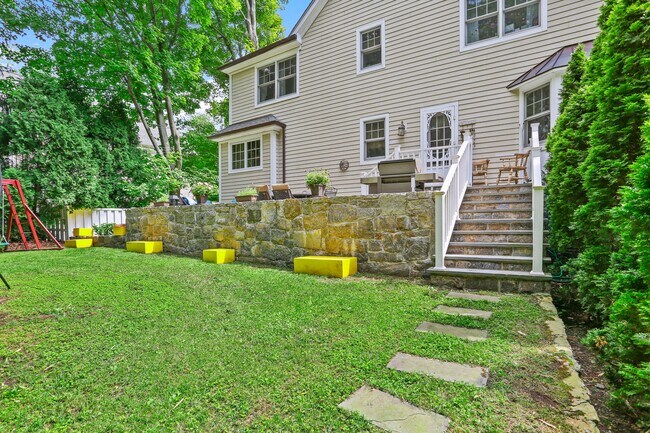 Building Photo - 80 Brookside Dr