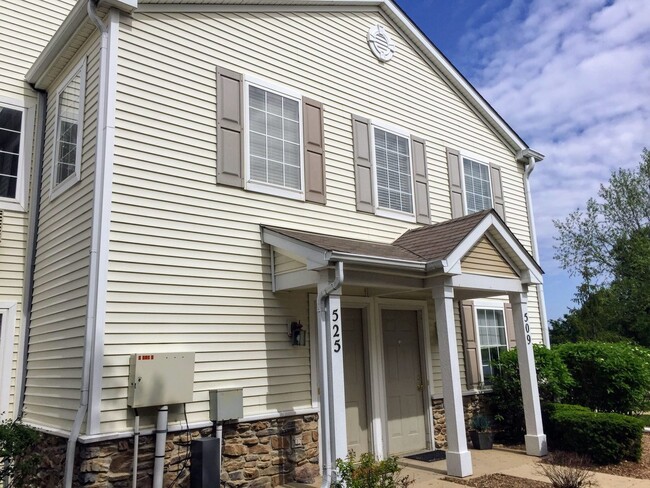 Building Photo - 525 Silverstone Dr
