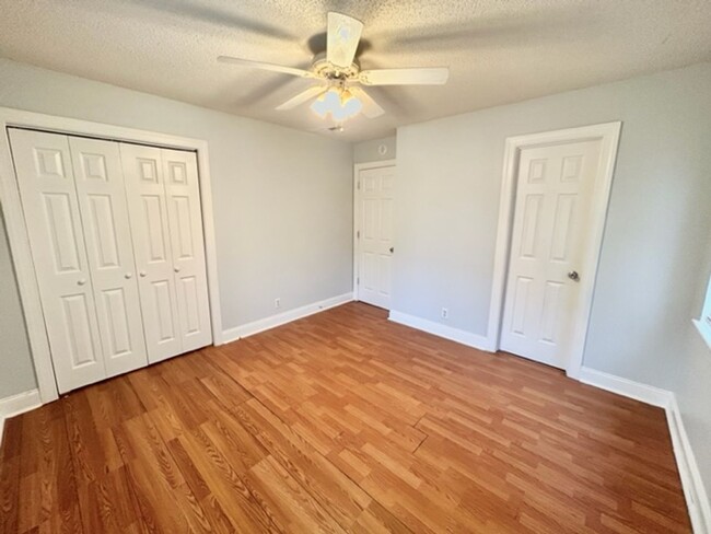 Building Photo - THREE BEDROOM/ONE AND HALF BATH SPACIOUS R...