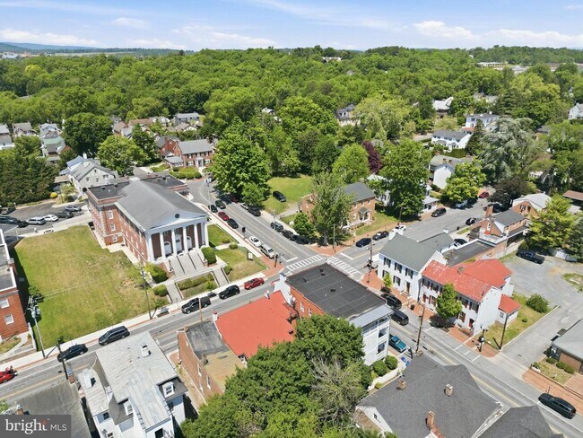 Building Photo - 142 N Washington St