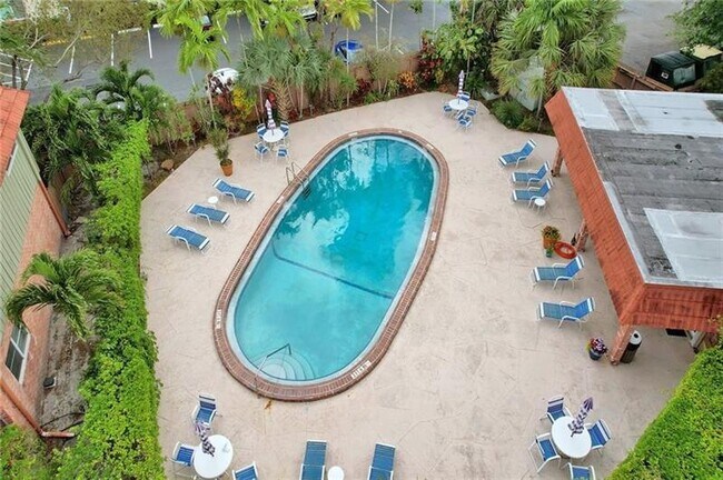 Building Photo - 12 NE 20th Ct