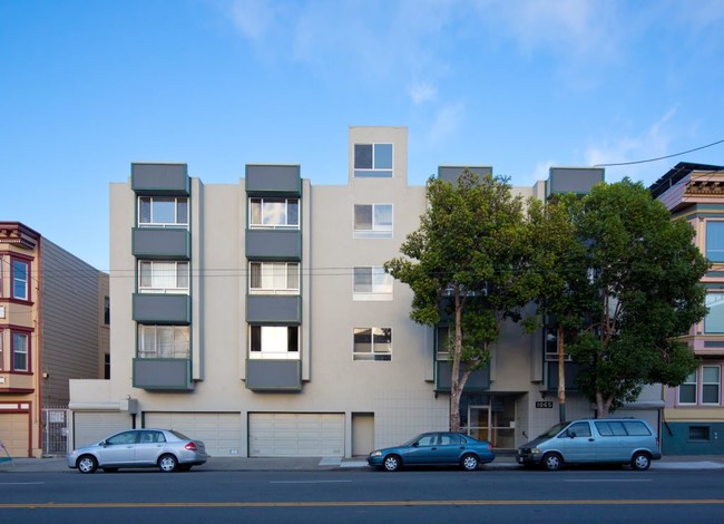 Building Photo - 1065 S Van Ness Ave