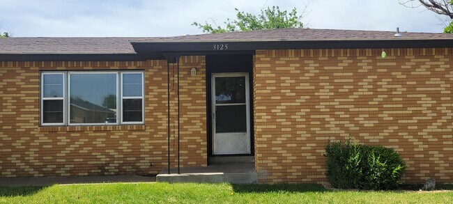 Building Photo - LARGE BRICK HOME CORNER LOT