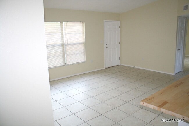 Building Photo - Updated 3 bed 2 bath Close to downtown