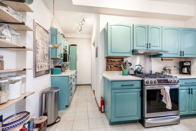 Building Photo - 5000 S Cornell Ave