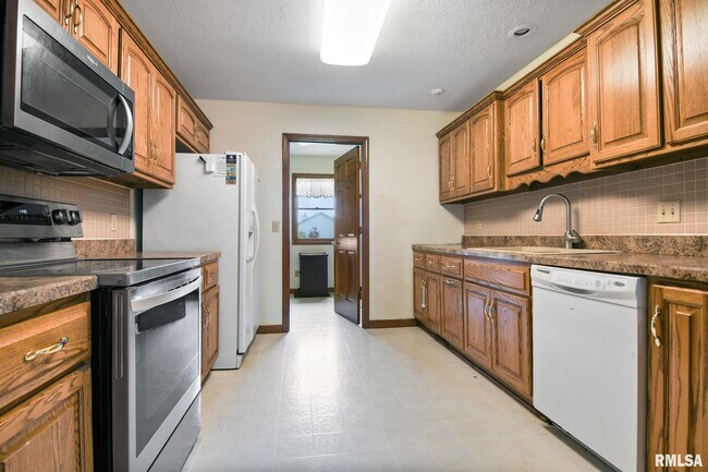 Building Photo - 2605 Montega Dr