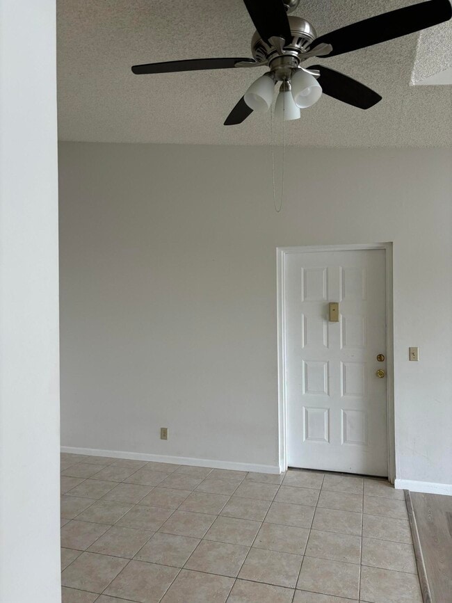 Building Photo - 207 Foxtail Dr