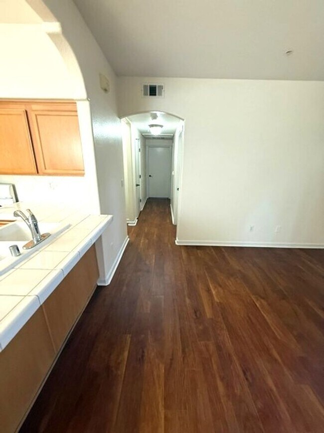 Building Photo - 3 Bedroom Condo in Sunrise Hills