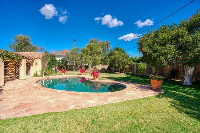 Building Photo - 4049 N 57th Pl