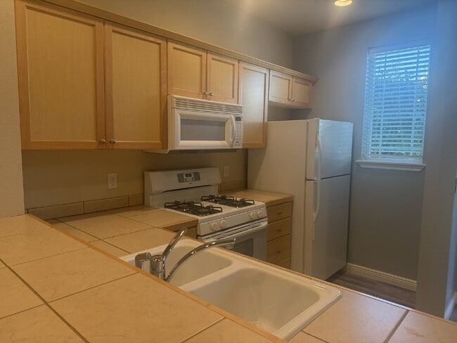 Building Photo - Gorgeous 2 Bedroom 3 bath Townhome Availab...