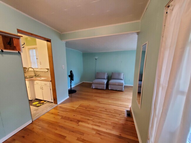 Building Photo - 607 Floral Ave