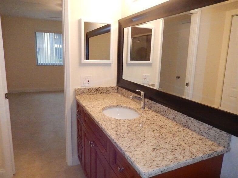 Building Photo - 3017 N Oakland Forest Dr