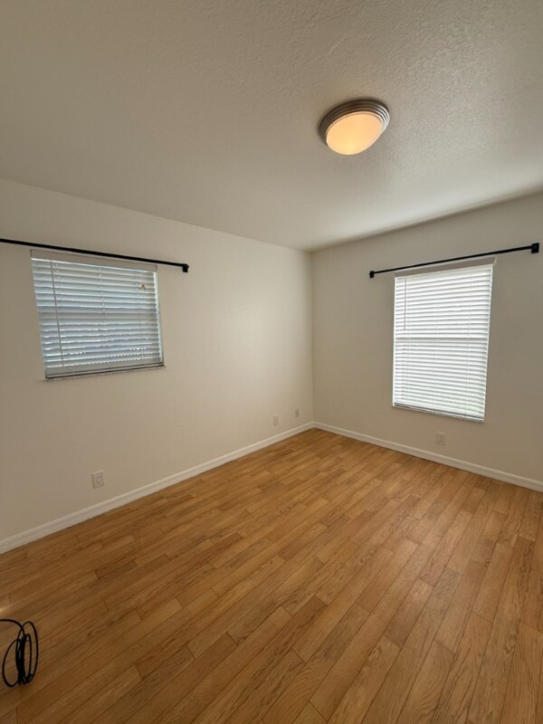 Building Photo - 2370 Lakeview Dr