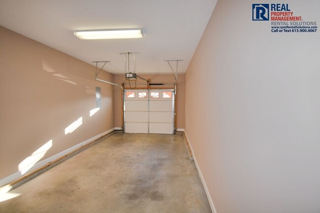 Building Photo - Charming 3 bd 2.5 ba townhouse! Washer/dryer included and attached garage!