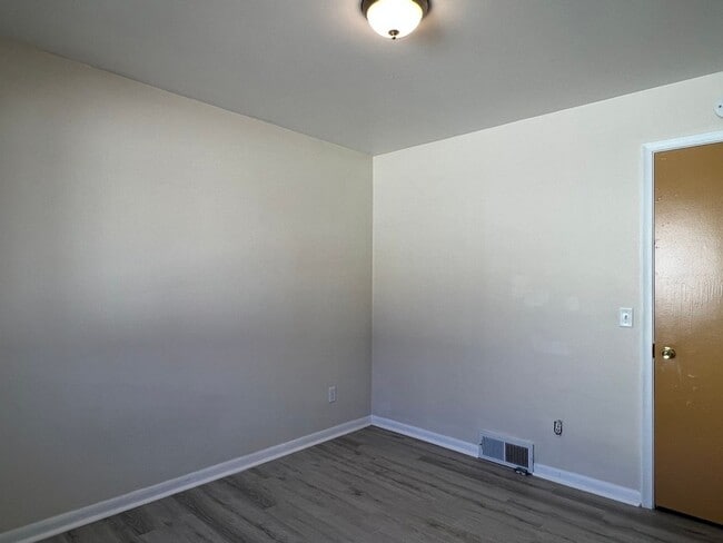 Building Photo - Spacious 2-BDR 2-BTH Duplex w/ Basement, G...