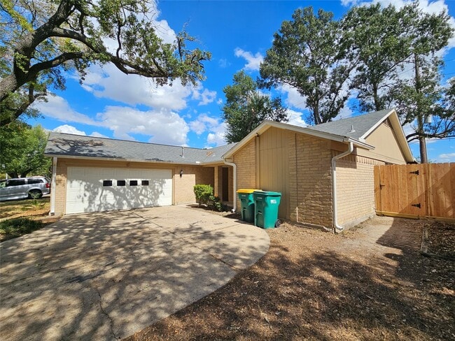 Building Photo - 8314 Streamside Dr