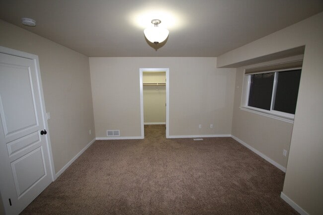 Building Photo - 3 Bedroom South Anchorage Townhouse!