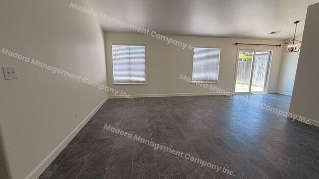 Building Photo - 4 Bed/ 2 Bath Available Now!