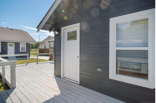 Garage Apt - 2011 E 13th Plz