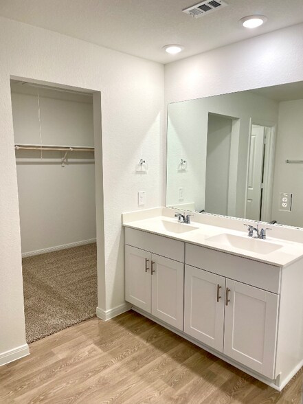 Building Photo - 320 Yosemite Dr